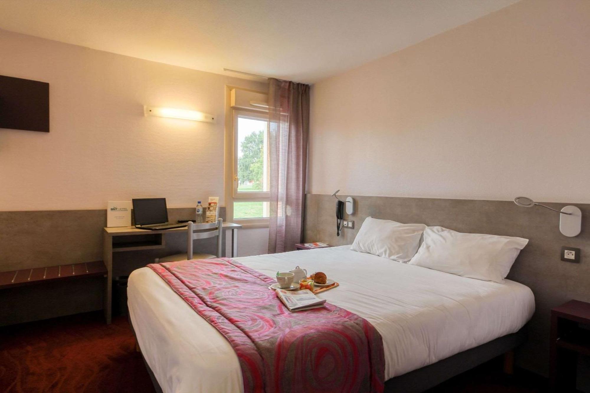 Brit Hotel Les Evens Saint-Saturnin  Zewnętrze zdjęcie