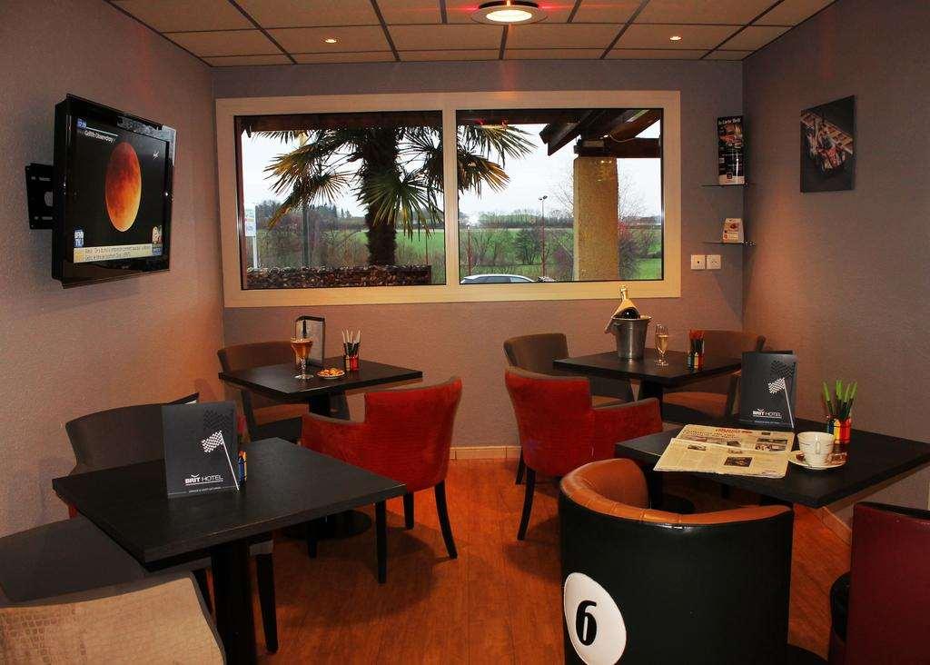 Brit Hotel Les Evens Saint-Saturnin  Restauracja zdjęcie