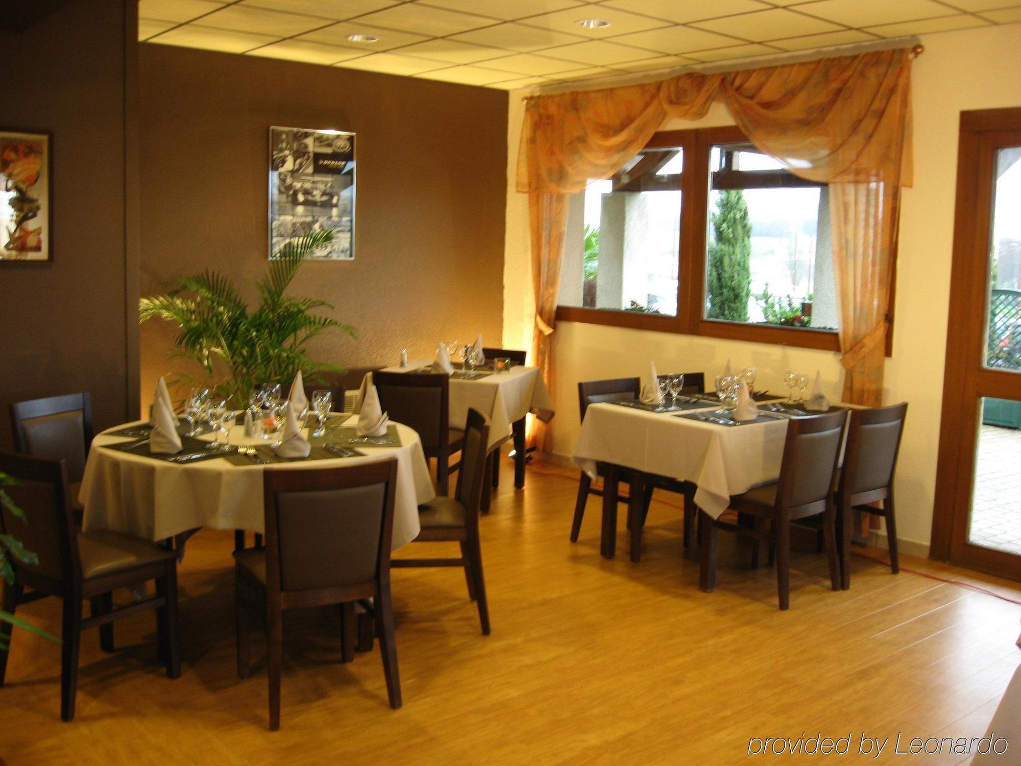 Brit Hotel Les Evens Saint-Saturnin  Restauracja zdjęcie